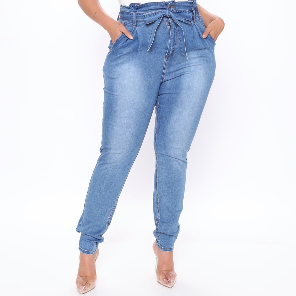 Belted skinny jeans
